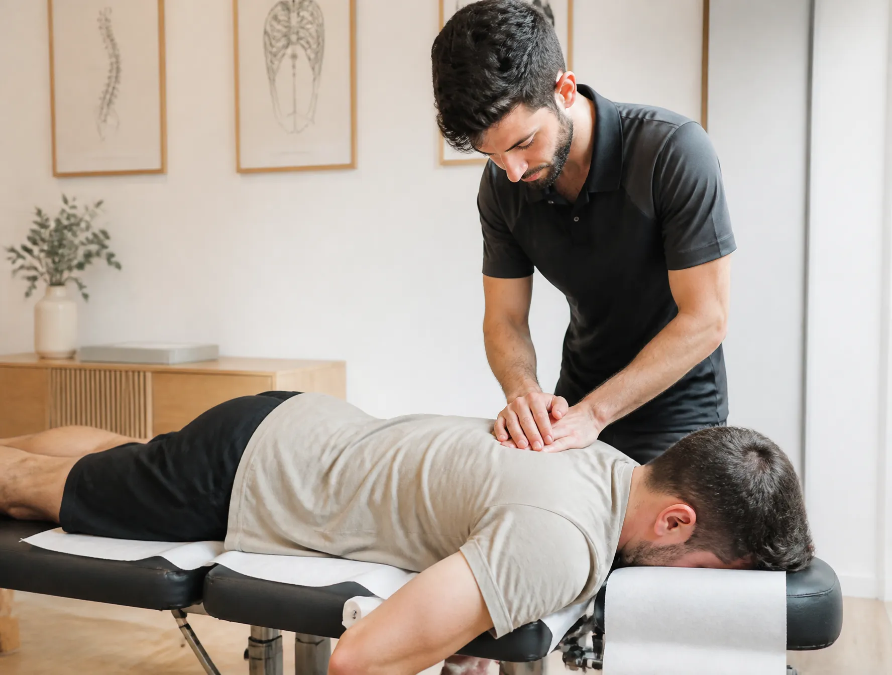 Fisioterapeuta aplicando terapia manual a un paciente en Physeo Clinic, Terrassa