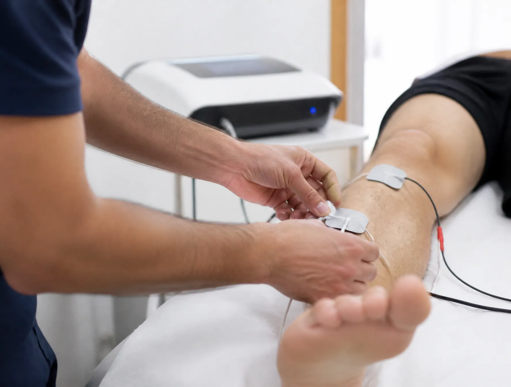 Aplicación de neuromodulación con estimulación eléctrica sobre un nervio en Physeo Clinic, Terrassa